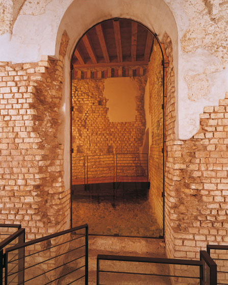 Entrance of the stairway leading to the upper floors of the building (Archive of the Veneto Regional Board for Archaeological Heritage)