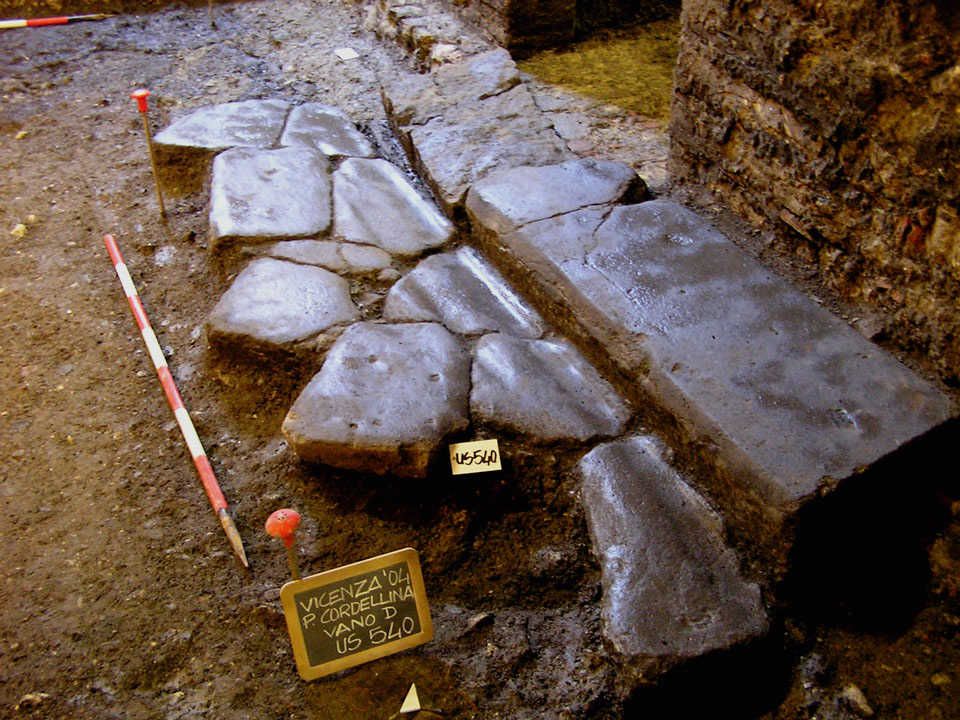 La strada romana con solchi carrai e marciapiede (Archivio Soprintendenza per i Beni Archeologici del Veneto)